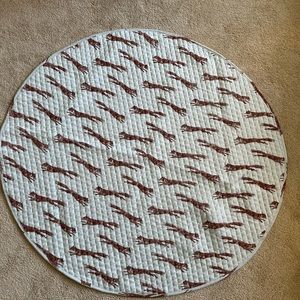 Kate Quinn running foxes round play mat